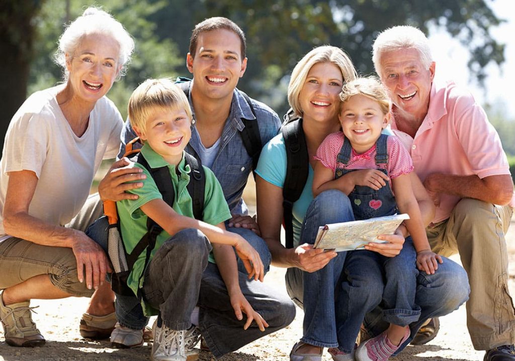 Bild einer Familie beim Wandern.